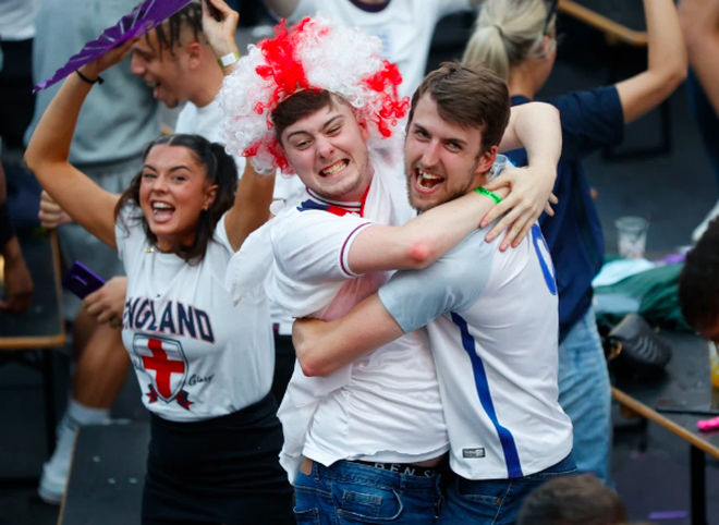 Cổ động viên Anh ngất ngây khi đội nhà vào bán kết Euro 2020 - 9