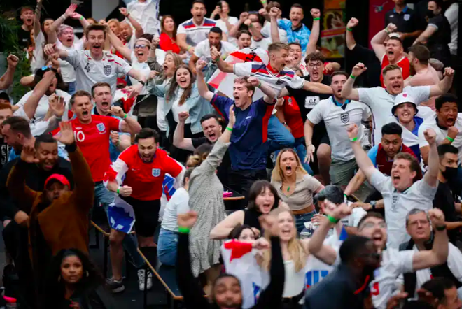 Cổ động viên Anh ngất ngây khi đội nhà vào bán kết Euro 2020 - 13