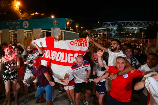Cổ động viên Anh ngất ngây khi đội nhà vào bán kết Euro 2020 - 4 Cổ động viên Anh ngất ngây khi đội nhà vào bán kết Euro 2020 - 4