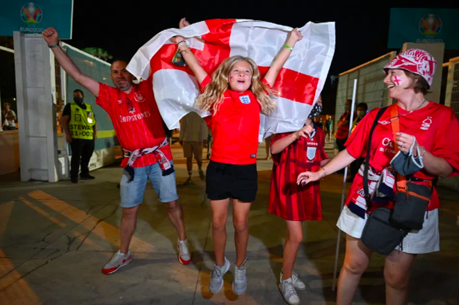 Cổ động viên Anh ngất ngây khi đội nhà vào bán kết Euro 2020 - 3 Cổ động viên Anh ngất ngây khi đội nhà vào bán kết Euro 2020 - 3