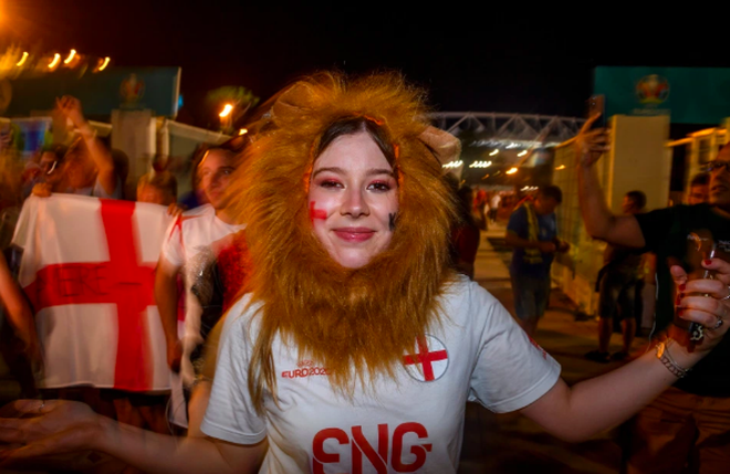 Cổ động viên Anh ngất ngây khi đội nhà vào bán kết Euro 2020 - 10 Cổ động viên Anh ngất ngây khi đội nhà vào bán kết Euro 2020 - 10