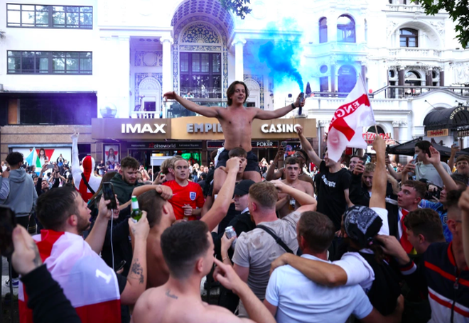 Cổ động viên Anh ngất ngây khi đội nhà vào bán kết Euro 2020 - 5 Cổ động viên Anh ngất ngây khi đội nhà vào bán kết Euro 2020 - 5