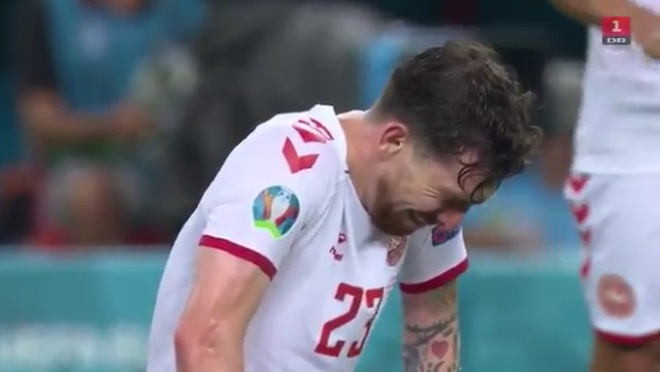 Ngôi sao Đan Mạch khụyu gối, khóc nức nở vì kỳ tích khó tin ở Euro 2020 - 1