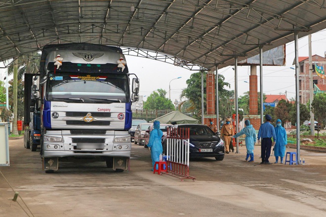 Lật tẩy chiêu trò của lái xe ô tô nhằm thông chốt kiểm dịch ở Quảng Ninh - 1