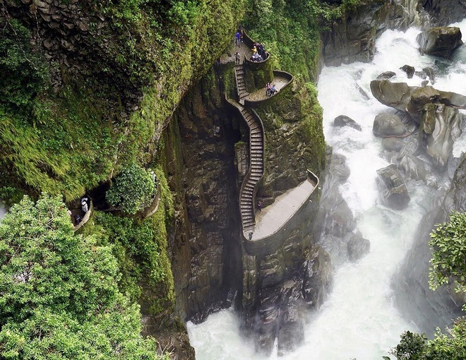 Cầu thang trơn trượt, dựng đứng bên thác nước cao 80 m - 1