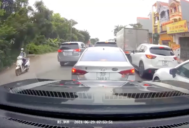 Chung tay tìm lại ý thức cho tài xế khôn lỏi khi tham gia giao thông - 1 Chung tay tìm lại ý thức cho tài xế khôn lỏi khi tham gia giao thông - 1