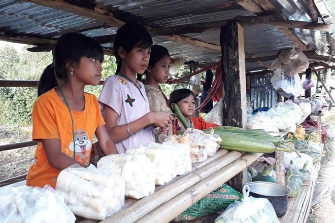 Độc đáo chợ 10 nghìn đồng nuôi chữ của trẻ em vùng cao - 5 Độc đáo chợ 10 nghìn đồng nuôi chữ của trẻ em vùng cao - 5