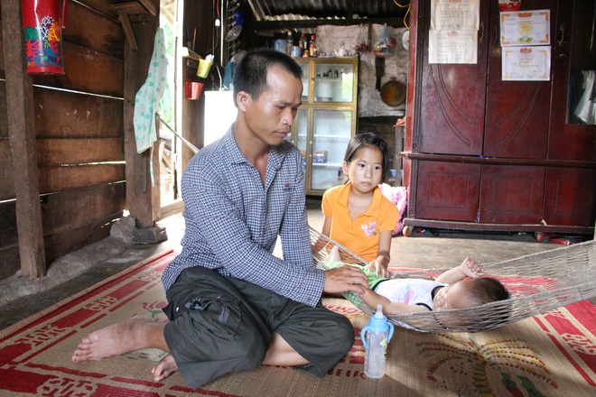 Nhói lòng cảnh bé gái 9 tuổi thay mẹ chăm em - 11 Nhói lòng cảnh bé gái 9 tuổi thay mẹ chăm em - 11