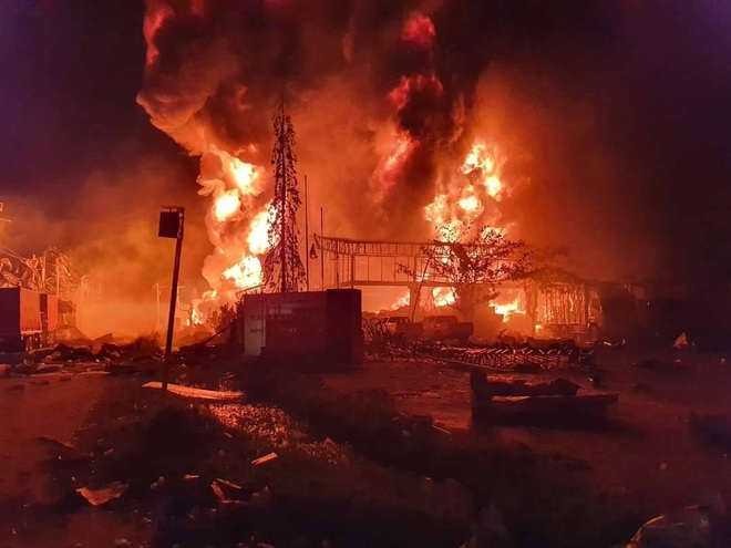 Nhà máy Thái Lan bốc cháy ngùn ngụt sau vụ nổ kinh hoàng - 1