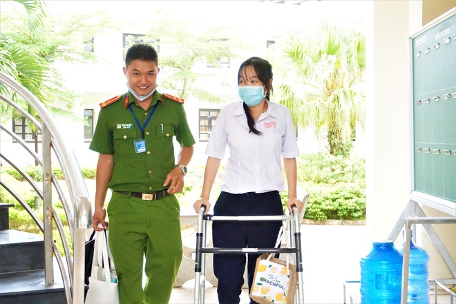 Quảng Nam: Xúc động hình ảnh chiến sĩ công an cõng thí sinh vào phòng thi - 1