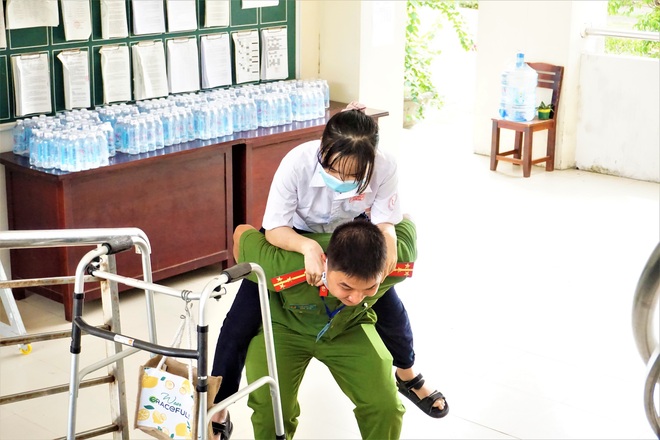 Quảng Nam: Xúc động hình ảnh chiến sĩ công an cõng thí sinh vào phòng thi - 2