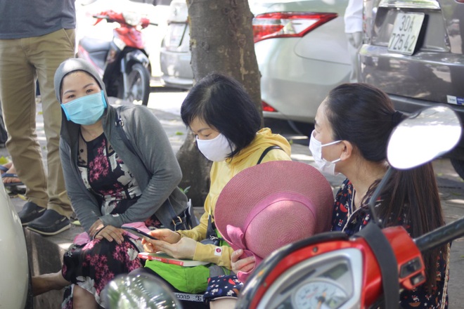 Hà Nội: Phụ huynh nghỉ làm, vạ vật ngồi cổng trường đợi con làm thủ tục thi - 8 Hà Nội: Phụ huynh nghỉ làm, vạ vật ngồi cổng trường đợi con làm thủ tục thi - 8