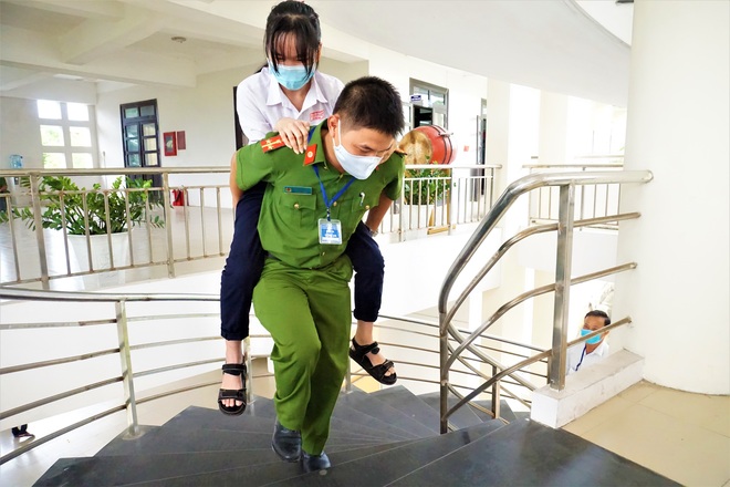 Quảng Nam: Xúc động hình ảnh chiến sĩ công an cõng thí sinh vào phòng thi - 3
