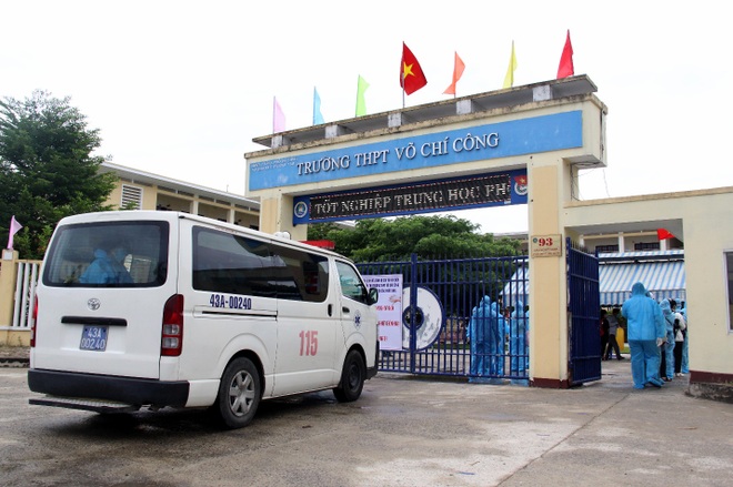 Đà Nẵng: Hơn 40 thí sinh mặc đồ bảo hộ kín mít đến làm thủ tục thi - 1 Đà Nẵng: Hơn 40 thí sinh mặc đồ bảo hộ kín mít đến làm thủ tục thi - 1