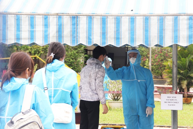 Đà Nẵng: Hơn 40 thí sinh mặc đồ bảo hộ kín mít đến làm thủ tục thi - 3 Đà Nẵng: Hơn 40 thí sinh mặc đồ bảo hộ kín mít đến làm thủ tục thi - 3