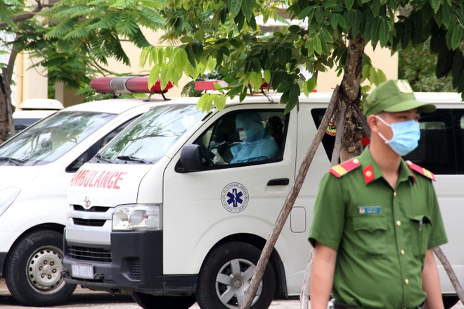 Đà Nẵng: Hơn 40 thí sinh mặc đồ bảo hộ kín mít đến làm thủ tục thi - 6 Đà Nẵng: Hơn 40 thí sinh mặc đồ bảo hộ kín mít đến làm thủ tục thi - 6