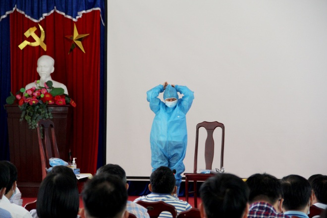 Đà Nẵng: Hơn 40 thí sinh mặc đồ bảo hộ kín mít đến làm thủ tục thi - 8 Đà Nẵng: Hơn 40 thí sinh mặc đồ bảo hộ kín mít đến làm thủ tục thi - 8