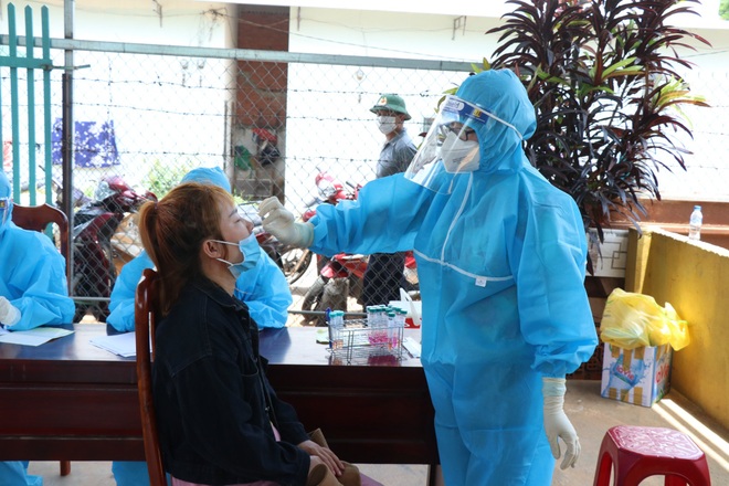 Đắk Lắk: Trên 500 thí sinh được test nhanh Covid-19 trước ngày thi THPT - 1 Đắk Lắk: Trên 500 thí sinh được test nhanh Covid-19 trước ngày thi THPT - 1