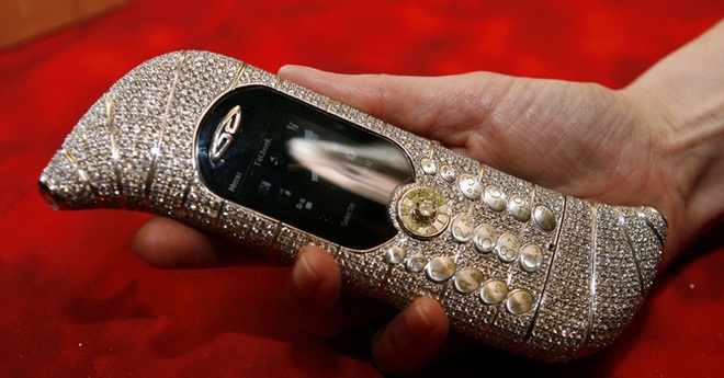 Chiếc điện thoại cục gạch có giá 1,2 triệu USD - 2