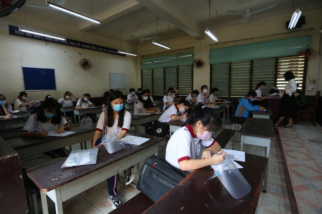 TPHCM: Ít thí sinh mang kính chống giọt bắn đến điểm đăng kí dự thi - 2 TPHCM: Ít thí sinh mang kính chống giọt bắn đến điểm đăng kí dự thi - 2