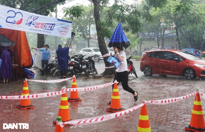 Nghệ An: Thí sinh đội mưa tầm tã đi thi - 4 Nghệ An: Thí sinh đội mưa tầm tã đi thi - 4