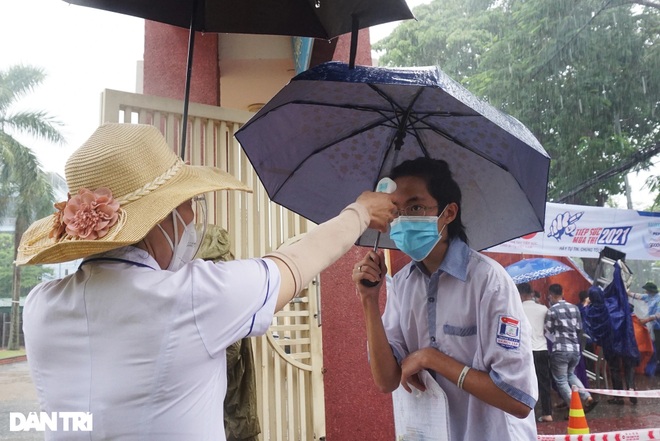 Nghệ An: Thí sinh đội mưa tầm tã đi thi - 6
