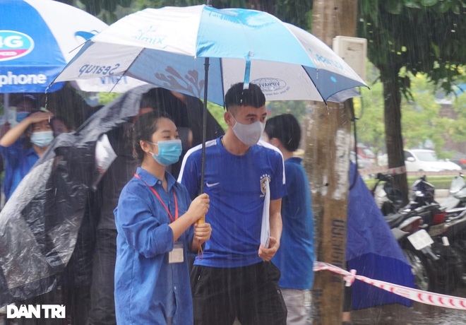 Nghệ An: Thí sinh đội mưa tầm tã đi thi - 7