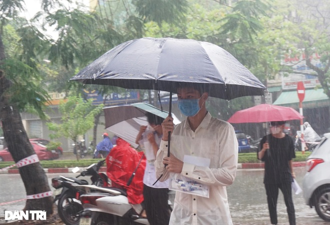 Nghệ An: Thí sinh đội mưa tầm tã đi thi - 8