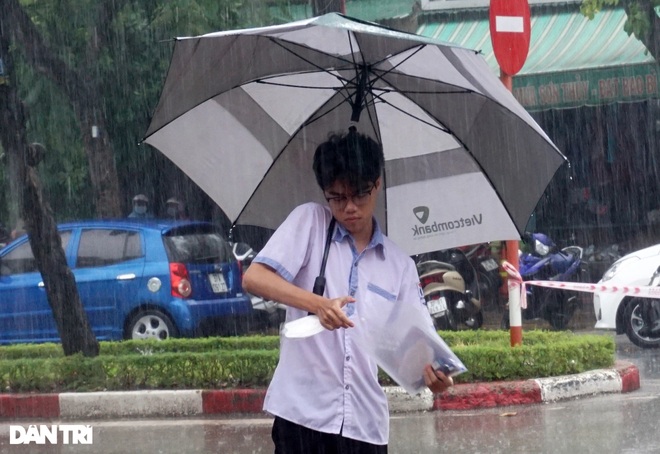 Nghệ An: Thí sinh đội mưa tầm tã đi thi - 5