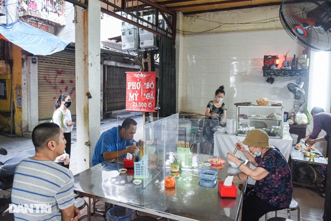 The rare commercial pho restaurant left in Hanoi, sold out for 2 hours a day - 1