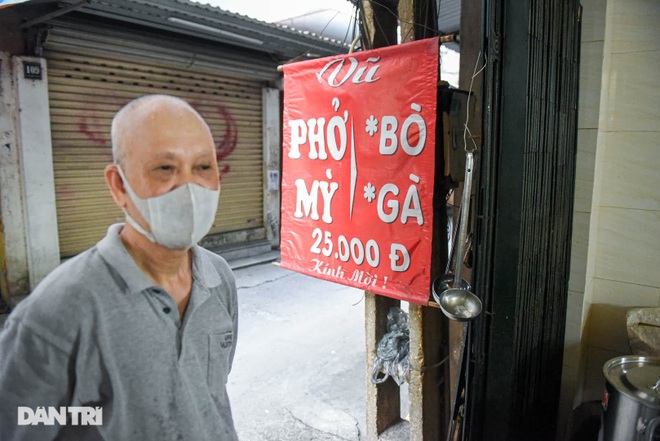 The rare commercial noodle shop left in Hanoi, sold out for 2 hours a day - 2