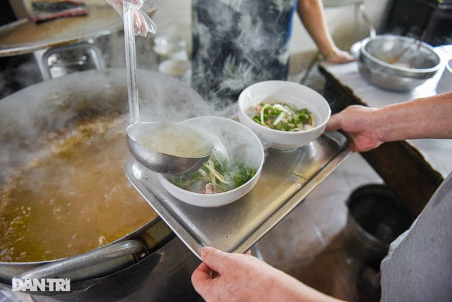 Rare commercial noodle shop left in Hanoi, sold out 2 hours a day - 3