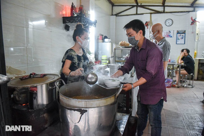 Rare commercial noodle shop left in Hanoi, sold out 2 hours a day - 4