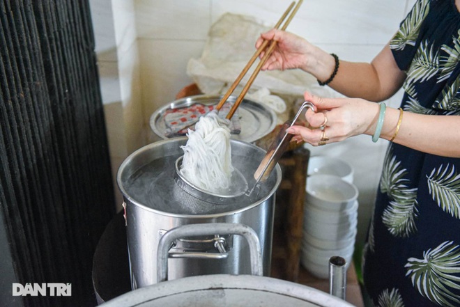 The rare commercial pho restaurant left in Hanoi, sold out for 2 hours a day - 5