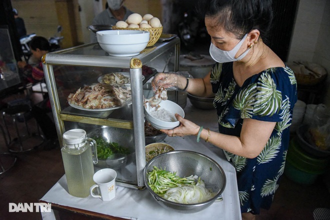 The rare commercial noodle shop left in Hanoi, sold out for 2 hours a day - 6