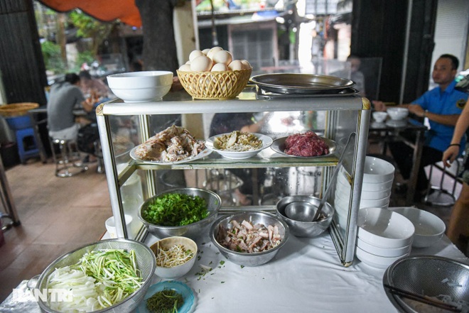 The rare commercial noodle shop left in Hanoi, sold out for 2 hours a day - 7