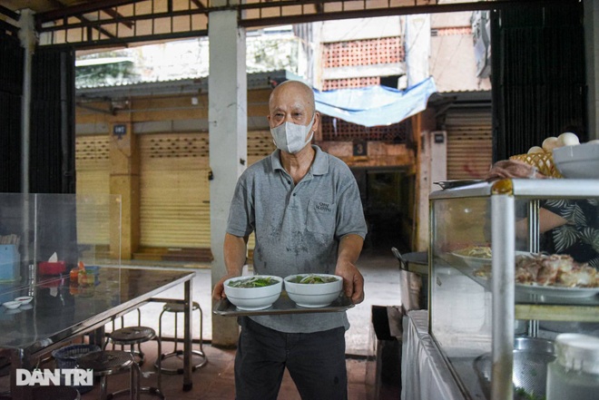 The rare commercial noodle shop left in Hanoi, sold out for 2 hours a day - 8