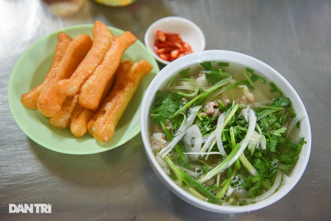 Rare commercial noodle shop left in Hanoi, sold out for 2 hours a day - 9