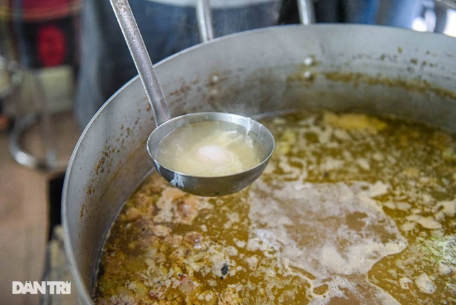 Rare commercial noodle shop left in Hanoi, sold out 2 hours a day - 10