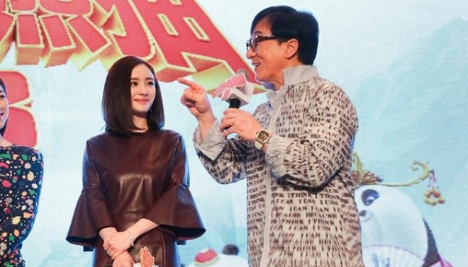 Sốt ảnh Dương Mịch thời thiếu nữ ngồi bên Thành Long... quảng cáo xe máy - 4 Sốt ảnh Dương Mịch thời thiếu nữ ngồi bên Thành Long... quảng cáo xe máy - 4