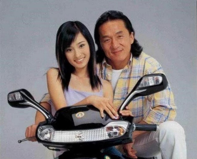 Sốt ảnh Dương Mịch thời thiếu nữ ngồi bên Thành Long... quảng cáo xe máy - 1