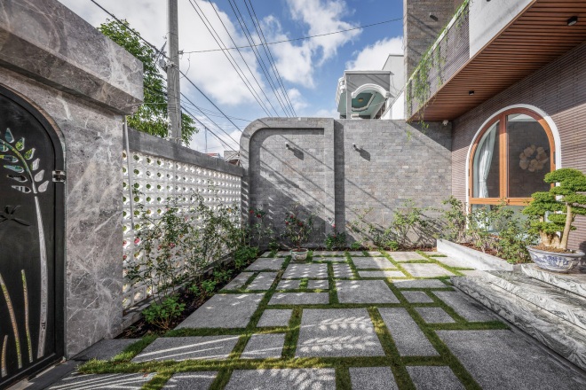 3become1house04 1625734982234 - Gh&eacute;p 3 nh&agrave; ống ri&ecirc;ng biệt th&agrave;nh tư dinh rộng hơn 500 m2 ở S&oacute;c Trăng