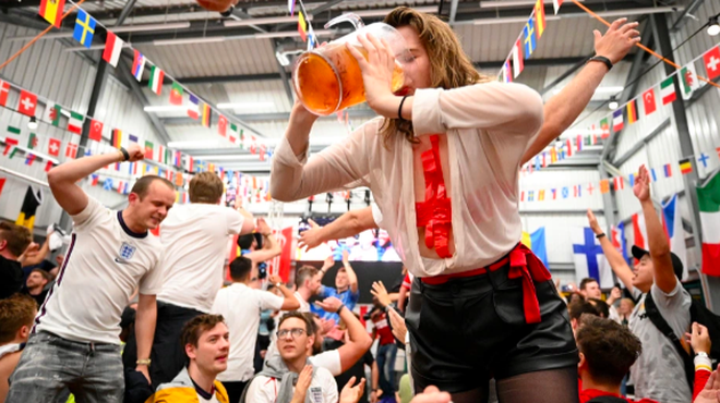 Cổ động viên Anh tắm bia sau chiến thắng tại bán kết Euro 2020 - 1