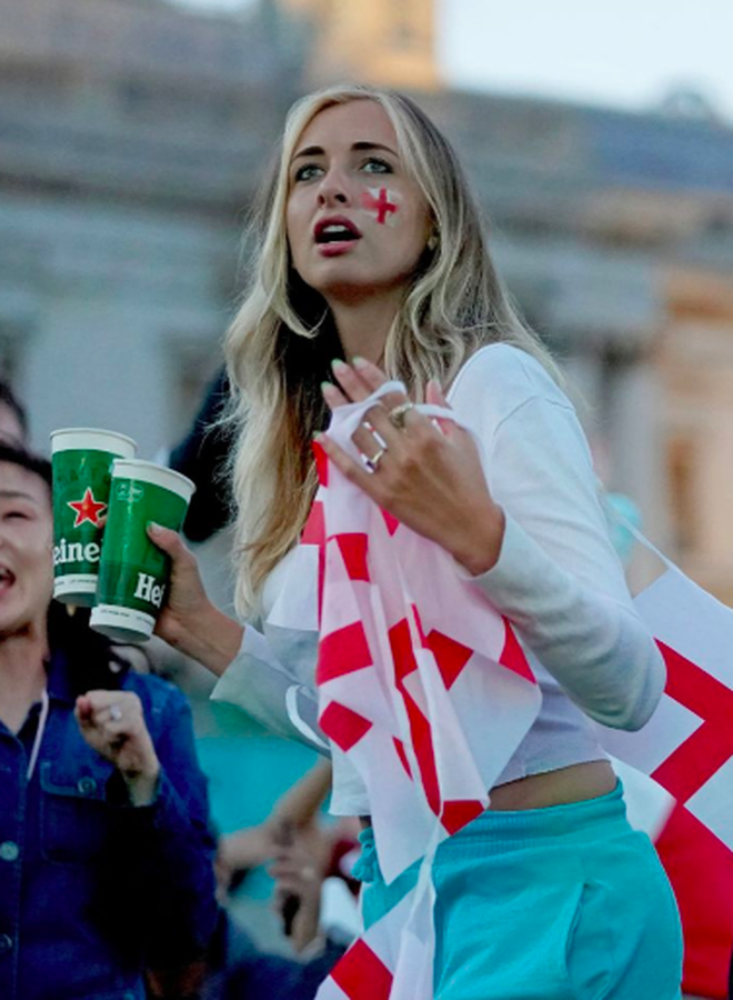 Cổ động viên Anh tắm bia sau chiến thắng tại bán kết Euro 2020 - 9 Cổ động viên Anh tắm bia sau chiến thắng tại bán kết Euro 2020 - 9