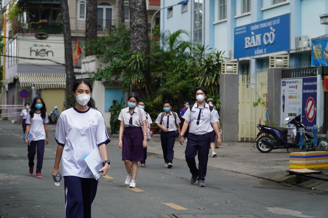 Thí sinh TPHCM: Ngồi làm bài mà em rửa tay suốt - 4