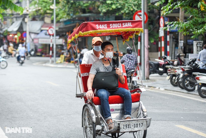 Theo chân chàng trai đưa khách quốc tế khám phá Hà Nội qua... smartphone - 4