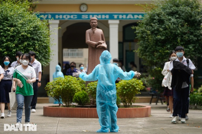 Thí sinh TPHCM: Ngồi làm bài mà em rửa tay suốt - 2