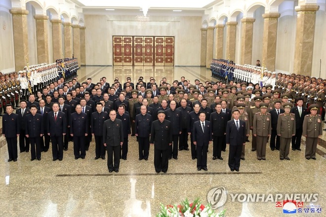 Ông Kim Jong-un xuất hiện giữa tin đồn sức khỏe - 1