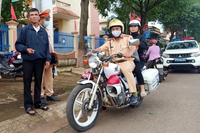 CSGT chạy xe chuyên dụng trên 30km giúp thí sinh quên mang thẻ dự thi - 1