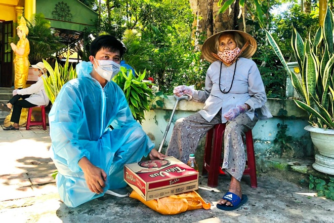 Thầy giáo trẻ hơn 10 năm làm thiện nguyện giúp đỡ người nghèo - 2 Thầy giáo trẻ hơn 10 năm làm thiện nguyện giúp đỡ người nghèo - 2